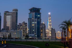 上海长河国际公寓新天地的城市天际线,夜晚有高楼