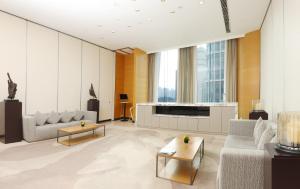 上海长河国际公寓新天地的大楼内的客厅配有沙发和电视。