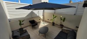 特拉帕尼Aria di Mare Apartments的享有带遮阳伞的天井的顶部景致。