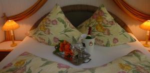 施内沃丁根Landhaus Heide的一张带两个枕头的床和一盘鲜花