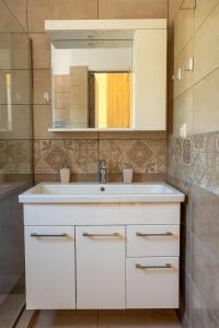 雅莎尼奥Sun And Stone的浴室设有白色水槽和镜子