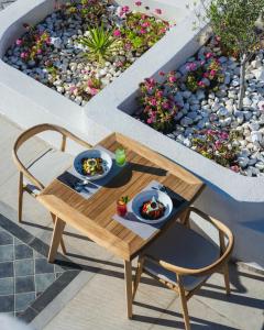 伊亚Danae Suites Santorini的天井上的一张桌子,上面放着两盘食物