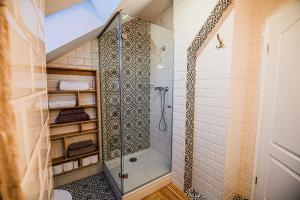 多布瓦Apartments Zora with Terrace near Terme Paradiso的带淋浴的浴室和玻璃淋浴间