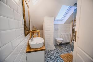 多布瓦Apartments Zora with Terrace near Terme Paradiso的浴室配有白色水槽和卫生间。