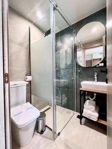 伊里斯斯La Mer Luxury Apartments的带淋浴、卫生间和盥洗盆的浴室