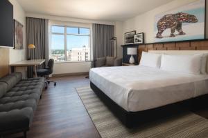 波特兰The Bidwell Marriott Portland的酒店客房设有一张大床和一张沙发。