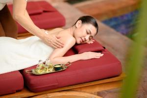 曼谷曼谷苏坤喜来登豪华精选大酒店的一位女士在按摩床上享受按摩
