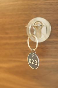 阿利坎特Dorinda Rooms的银钥匙链,上面有数字
