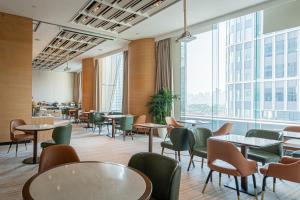 上海长河国际公寓新天地的餐厅设有桌椅和大窗户。