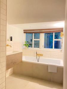 吕伐登Parkzicht的白色的浴室设有浴缸和窗户。