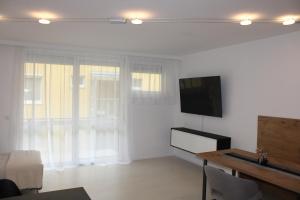 格蒙登Wohnung am Traunsee的客厅设有壁挂式平面电视。
