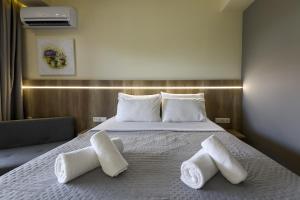 帕拉利亚卡泰里尼斯亚金特霍斯公寓式酒店的酒店客房,配有带毛巾的床