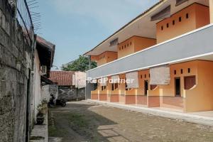 井里汶Pondok Damai Guest House Syariah Mitra RedDoorz的大楼前空的街道