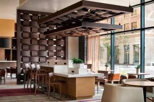 凤凰城凤凰城市中心万怡酒店 的一间带桌椅和大吊灯的餐厅