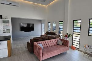 帕拉马里博Paradijs in Paramaribo的带沙发和平面电视的客厅