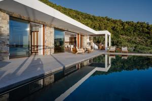 马蒂亚斯Thesan Villas的山边带游泳池的房子