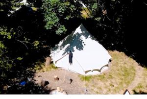 Newlyn EastPenhallow House Glamping Retreat的坐在田野顶上的白色帐篷