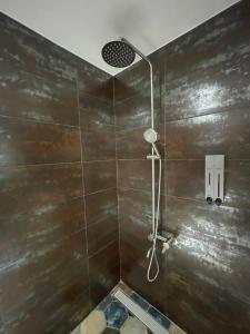 安平区寶格儷舍的浴室内配有淋浴和头顶淋浴