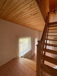 阿卢克斯内KRI Holiday House的一间设有木制楼梯和楼梯的房间