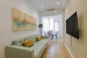 巴塞罗那阿尔卡姆图书酒店的带沙发和平面电视的客厅