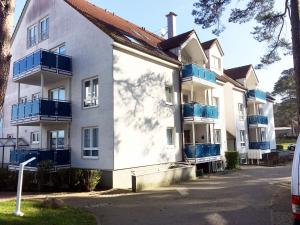 卢布明Blaumuschel Haus A Wohnung 8 - DH的建筑的侧面设有蓝色阳台