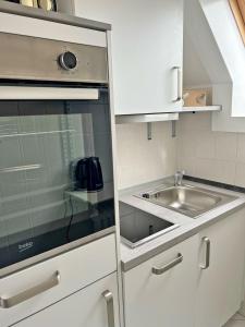 格洛米茨Bootshaus, App 3的厨房配有水槽和台面