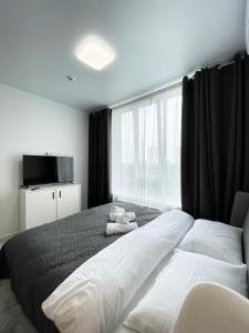 基辅CUBE House的一间卧室设有一张大床和大窗户