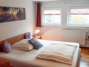 奥斯特巴德·哥伦Ferienwohnungen in Göhren的一间卧室配有一张带两个枕头的床