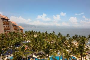 巴亚尔塔港The Westin Resort & Spa, Puerto Vallarta的享有棕榈树和海洋度假村的空中景致