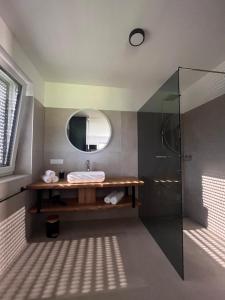 ObersammelsdorfVilla Turnersee的一间带水槽和镜子的浴室