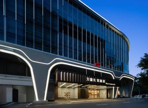 广州广州万国元宝酒店-珠江新城店的一座带大型玻璃建筑的办公楼
