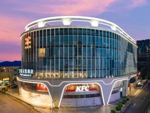 广州广州万国元宝酒店-珠江新城店的城市街道上有很多窗户的建筑