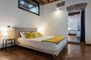 都灵Elegante appartamento al Quadrilatero by Wonderful Italy的一间卧室配有一张带黄色枕头的床。