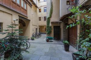 都灵Elegante appartamento al Quadrilatero by Wonderful Italy的旧建筑中一条小巷,自行车停放在