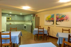 扎鲁亚斯Agroturismo Argoin Txiki的厨房以及带2张桌子和冰箱的用餐室