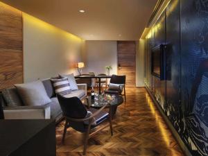 曼谷曼谷 SO/ 酒店的客厅配有沙发和桌椅