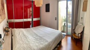 丰特奈苏布瓦Chambre salle de bain privée à 20 minutes de Paris的卧室配有白色的床和红色的墙壁