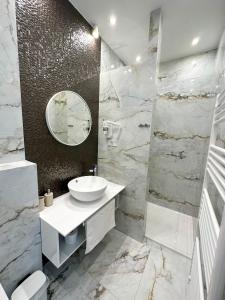 萨格勒布利迪雅旅馆的白色的浴室设有水槽和镜子