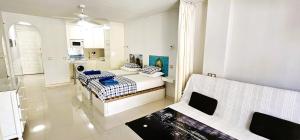 美洲海滩Apartment in Paraiso Royal的一间带两张床的客厅和一间厨房