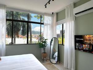 巴拿马城Amazinn Places Teatro Nacional的一间卧室设有一张床和一个大窗户