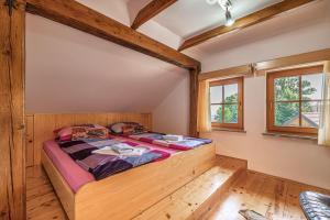 ČrnomeljVineyard Cottage Stepan - Happy Rentals的一间卧室,卧室内配有一张木床