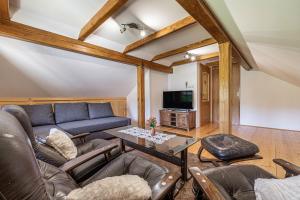 ČrnomeljVineyard Cottage Stepan - Happy Rentals的客厅配有沙发和桌子