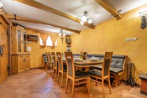 ČrnomeljVineyard Cottage Stepan - Happy Rentals的一间带桌椅的用餐室