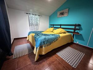 莫尼兹港Casa da Nogueira的一间卧室设有一张床和蓝色的墙壁
