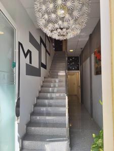 皮内达德马尔Hostal Manel的建筑中带有吊灯的楼梯
