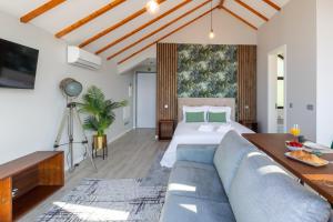 丰沙尔Atlântico Azul的客厅配有床和沙发