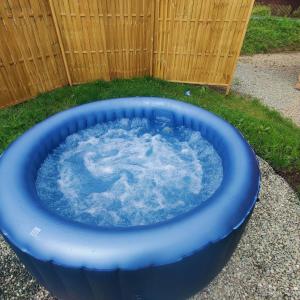 耶维克Grojcówka的院子里装满水的蓝色浴缸