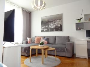 萨格勒布Well-equipped apartment with free parking的客厅配有沙发和桌子