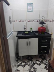 梅洛Casa, para máximo 6 personas的一间带水槽和冰箱的小厨房