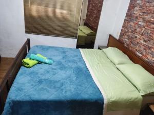 梅洛Casa, para máximo 6 personas的一间卧室配有一张带蓝色棉被的床